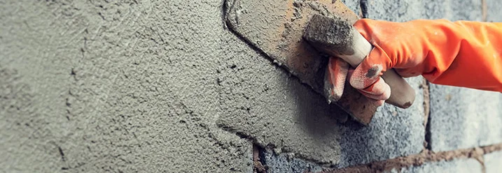 Person verputzt Wand